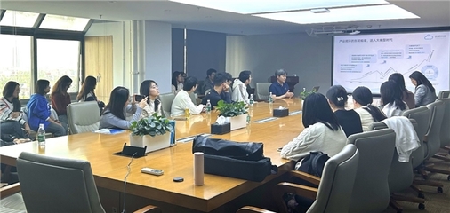 北大师生走进医渡科技 深度体验AI大模型在医疗创新中的前沿应用
